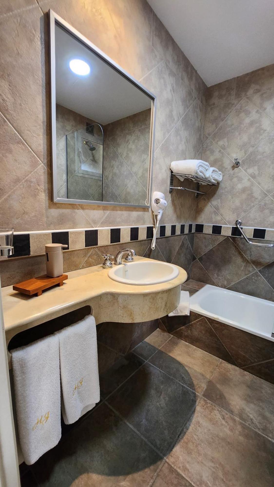 Howard Johnson Inn Росаріо-де-ла-Фронтера Екстер'єр фото
